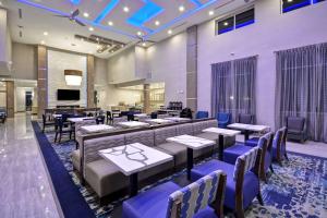 Homewood Suites by Hilton Conroe餐厅或其他用餐的地方