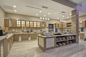 Homewood Suites by Hilton Conroe的厨房或小厨房