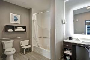 孔洛Homewood Suites by Hilton Conroe的带淋浴、马桶和水槽的浴室
