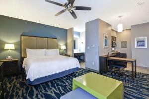 Homewood Suites by Hilton Conroe客房内的一张或多张床位