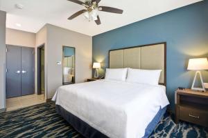 Homewood Suites by Hilton Conroe客房内的一张或多张床位