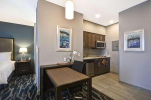 Homewood Suites by Hilton Conroe的厨房或小厨房