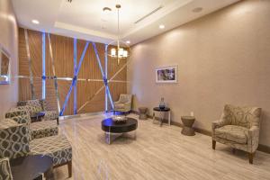 Homewood Suites by Hilton Conroe的休息区