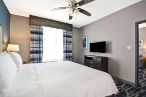 Homewood Suites by Hilton Conroe的电视和/或娱乐中心