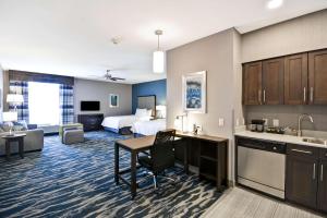 Homewood Suites by Hilton Conroe的厨房或小厨房