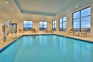 una gran piscina en un hotel con ventanas en Hampton Inn & Suites Rexburg en Rexburg