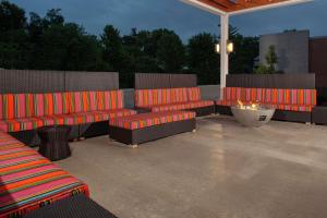 Home2 Suites by Hilton Bloomington的休息区