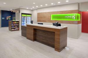 布卢明顿Home2 Suites by Hilton Bloomington的带有家庭标志的家庭商店大堂 更多17张照片