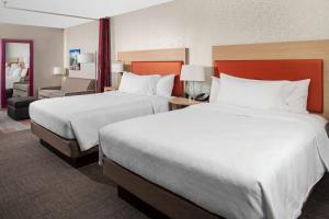 Home2 Suites by Hilton Bloomington客房内的一张或多张床位