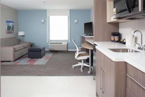 Home2 Suites by Hilton Bloomington的厨房或小厨房