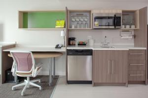 Home2 Suites by Hilton Bloomington的厨房或小厨房