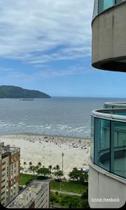 vista sulla spiaggia da un edificio di 2 quartos- Estanconfor Vista Mar AC garagem sacada a Santos