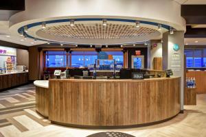 eine Lobby eines Krankenhauses mit einer Rezeption in der Unterkunft Tru By Hilton North Platte in North Platte