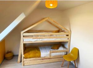 Bunk bed o mga bunk bed sa kuwarto sa Agréable maison moderne, entre campagne et mer !