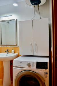 Kuchyň nebo kuchyňský kout v ubytování Blue Oasis Apartment