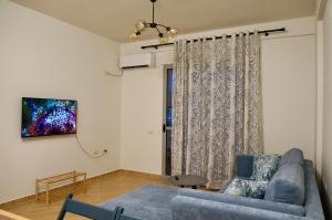TV a/nebo společenská místnost v ubytování Blue Oasis Apartment