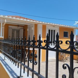a fence in front of a house at ΜΟΝΟΚΑΤΟΙΚΙΑ ΑΝΕΞΑΡΤΗΤΗ ΣΕ ΚΕΝΤΡΙΚΟ ΔΡΟΜΟ in Lixouri +40 photos