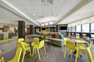 Khu vực lounge/bar tại Home2 Suites By Hilton Texas City Houston