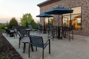 Hampton Inn & Suites Overland Park South的庭院或其他户外区域