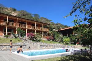 un grupo de personas jugando en una piscina en Utcubamba River Lodge, en Nuevo Tingo