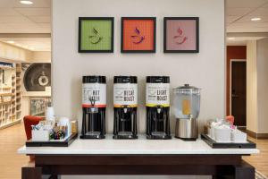 Hampton Inn & Suites Overland Park South的咖啡和沏茶工具