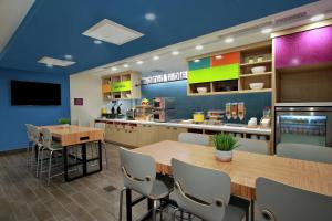 Home2 Suites by Hilton Mobile International Airport的电视和/或娱乐中心