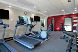 einen Fitnessraum mit Laufband und Crosstrainern in der Unterkunft Home2 Suites by Hilton Mobile I-65 Government Boulevard in Mobile