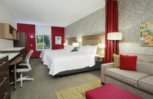 Home2 Suites by Hilton Mobile International Airport客房内的一张或多张床位