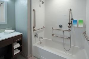 Home2 Suites by Hilton Mobile International Airport的一间浴室