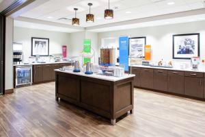 Hampton Inn & Suites Overland Park South的厨房或小厨房
