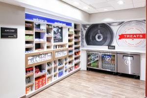 StanleyHampton Inn & Suites Overland Park South的药房过道,带货架上的物品