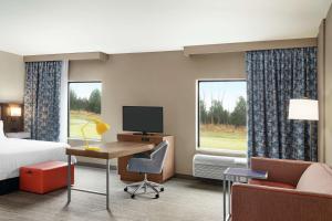 Hampton Inn & Suites Overland Park South的电视和/或娱乐中心