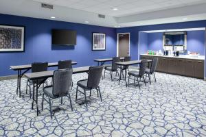 Hampton Inn & Suites Overland Park South的电视和/或娱乐中心