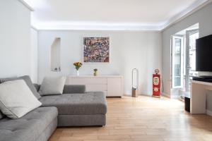 uma sala de estar com um sofá e uma televisão em Cosy place in Paris em Paris