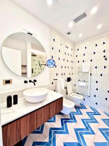 ein Badezimmer mit 2 Waschbecken und einem Spiegel in der Unterkunft OraBlu Executive Villas in Ischia