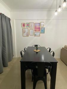 una mesa negra con 4 sillas en una habitación en Departamento Centro en Santiago del Estero