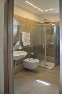 a bathroom with a sink and a shower at Paradiso degli Ulivi B&B in Peschiera del Garda