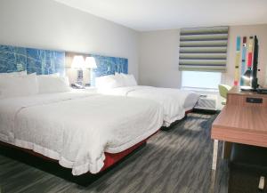 Postel nebo postele na pokoji v ubytování Hampton Inn & Suites Mount Laurel/Moorestown