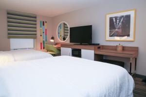 Postel nebo postele na pokoji v ubytování Hampton Inn & Suites Mount Laurel/Moorestown