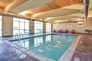 - une grande piscine d'eau bleue dans un bâtiment dans l'établissement Home2 Suites by Hilton Victorville, à Victorville