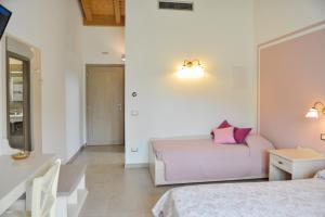佩斯基耶拉德爾加爾達的住宿－Paradiso degli Ulivi B&B，一间卧室配有两张床和镜子