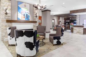 Hilton Garden Inn Waco的休息区