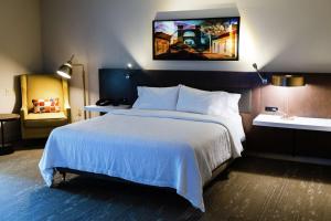Hilton Garden Inn Waco客房内的一张或多张床位