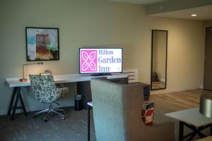 Hilton Garden Inn Waco的电视和/或娱乐中心