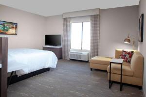 Hilton Garden Inn Waco的电视和/或娱乐中心