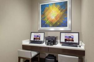 Hilton Garden Inn Waco的电视和/或娱乐中心
