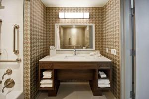 Home2 Suites by Hilton Gilbert的一间浴室