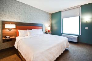 Home2 Suites by Hilton Gilbert客房内的一张或多张床位