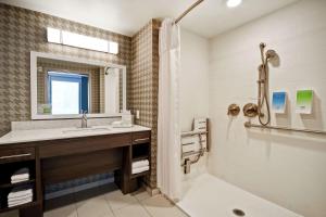 Home2 Suites by Hilton Gilbert的一间浴室