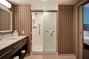 Home2 Suites by Hilton Gilbert客房内的一张或多张床位